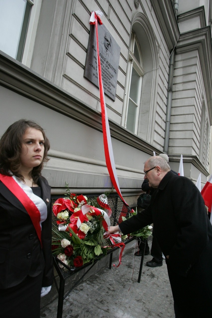 Tablica pamiątkowa Sławomira Skrzypka odsłonięta w VIII LO w Katowicach [ZDJĘCIA]