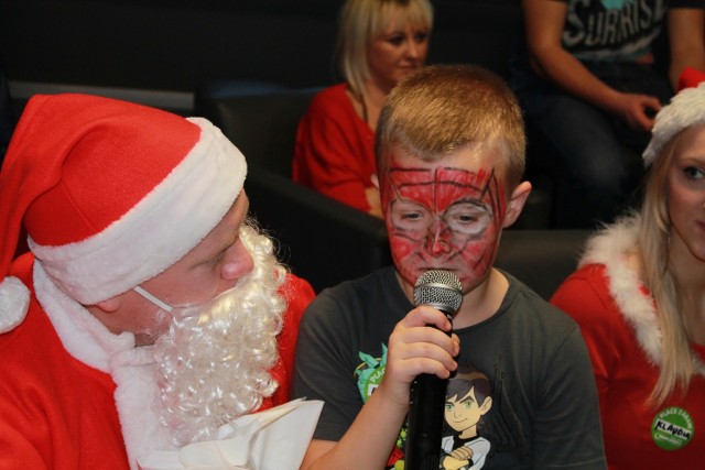 Każdy z małych uczestników zabawy w kręgielni miał okazję powiedzieć Mikołajowi o czym marzy.