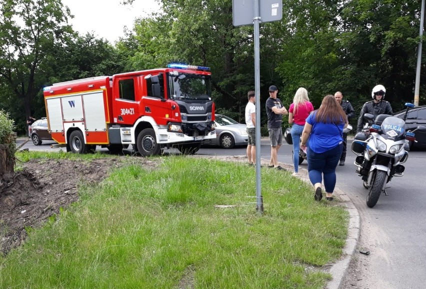 Karambol na Strzegomskiej. Zderzenie 4 aut, jedno w rowie (ZDJĘCIA)