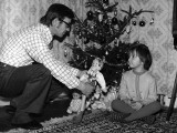 Prezenty na święta w PRL-u i przed wojną. Zobacz, czym obdarowywano dzieci z okazji Bożego Narodzenia