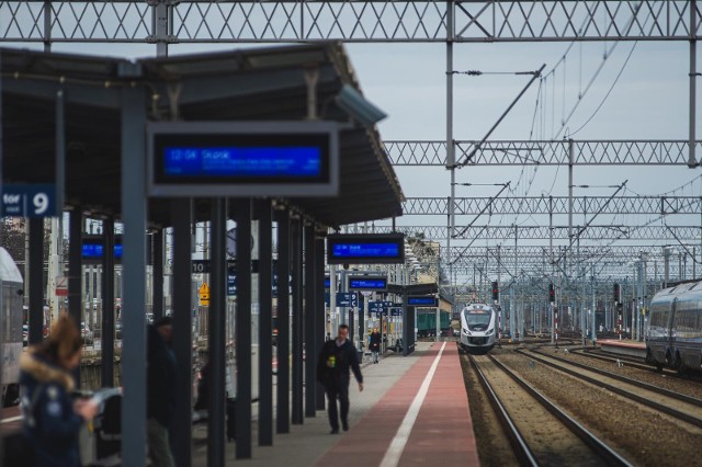 16.03.2020 - gdansk, gdynia w dobie koronawirusa. ludzie zostają w wiekszosci zostaja w domach. n/z dworzec glowny pkp morska gdynia transport ludzie pociag skm peron dworcowy stacja pociagiem    / fot. karol makurat/reporter