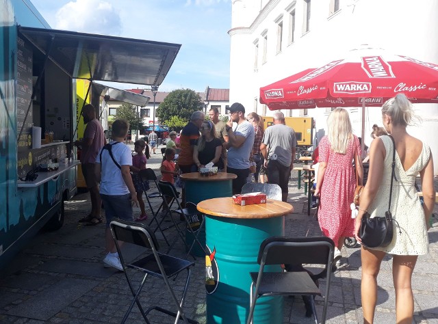 Zlot food trucków na Rynku Wielkim w Szydłowcu. W centralnej części miasta stanęło kilkanaście aut, z których kucharze serwują przeróżne dania z różnych stron świata.>