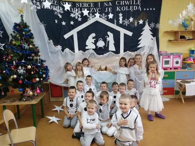 Wspólne kolędowanie w przedszkolu w Żarczycach Dużych. Dzieci pięknie się zaprezentowały.