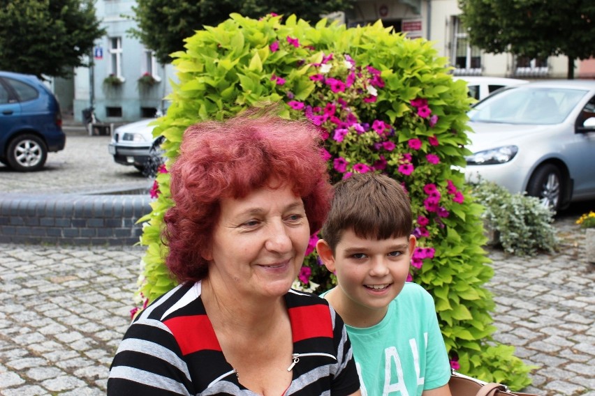 Krystyna Żmudzin z wnukiem Igorem lubią spacerować po...