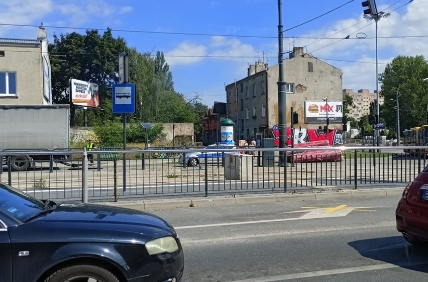 Wypadek na Rydza - Śmigłego i Przybyszewskiego. Potężne bele spadły z ciężarówki i uderzyły kobietę z dzieckiem