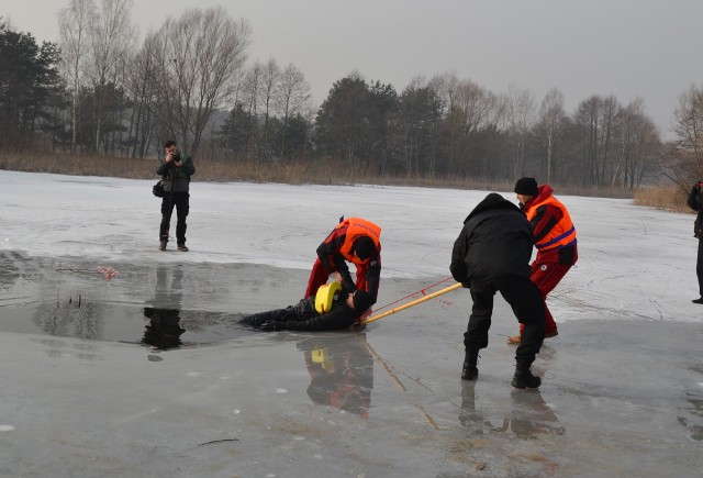 To tylko ćwiczenia. Przydają się na początku zimowego sezonu, aby jeszcze raz sprawdzić gotowość do ratowania ludzi, którzy wpadli do lodowatej wody.
