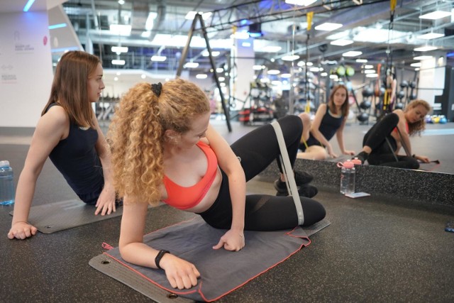 Siłownie, kluby fitness oraz będą otwarte od 1 lutego? Do akcji zachęca Polska Federacja Fitness i według jej danych, na takich krok zdecydowało się ponad tysiąc firm w całej Polsce. - Dłużej nie jesteśmy w stanie czekać. Każdy z nas otwierał biznes nie po to, aby oczekiwać co 2-tygodniowych konferencji prasowych oraz ewentualnie by kalkulować czy jego biznes zakwalifikował się w jakiekolwiek tarcze - mówi wielu właścicieli centrów rekreacyjnych. Siłownie, kluby fitness i baseny w całym kraju mają zostać otwarte pierwszego lutego - bez względu na obostrzenia i sprzeciw rządu. Polska Federacja Fitness liczy, że tego dnia może otworzyć dni nawet połowa lokali rekreacyjnych w Polsce. Rząd zapowiada kontrole firm i klientów oraz kolejne sankcje dla niepokornych.Znamy szczegóły i zasady otwarcia siłowni. Informacje na kolejnych zdjęciach >>>Tym samym VetoBranżyFitness dołączyło do ogólnopolskiej akcji otwieraMY. To odpowiedź małego i średniego biznesu na przedłużające się obostrzenia anty-koronawirusowe. Branża fitness należy do najmocniej dotkniętych przez pandemię. Kluby i siłownie zamknięte są od połowy października, a straty liczone są w milionach złotych. - Nie uzyskaliśmy konkretnego przedziału czasowego dotyczącego potencjalnej daty otarcia naszej branży. To oficjalnie. A dostawaliśmy liczne sygnały, że może to być nawet maj 2021 roku. Nikt nie będzie czekał do tego momentu - powiedział dla Interii Tomasz Napiórkowski, prezes Polskiej Federacji Fitness Na następnych zdjęciach kolejne informacje. Aby przejść do galerii, przesuń zdjęcie gestem lub naciśnij strzałkę w prawo.