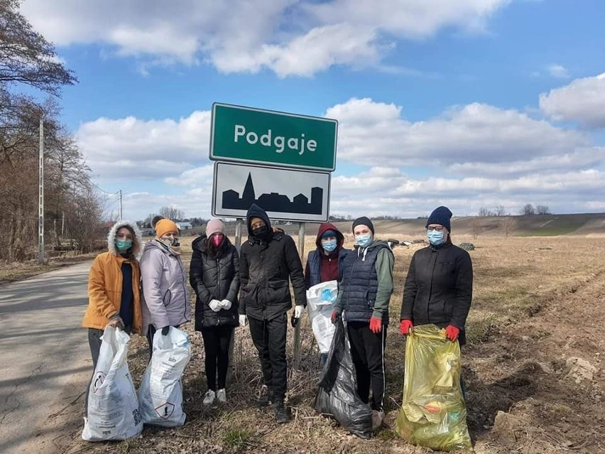 Podgaje w gminie Skalbmierz pokazało, jak budzi się do życia wiosna. Mieszkańcy powitali ją wielkim sprzątaniem (ZDJĘCIA)