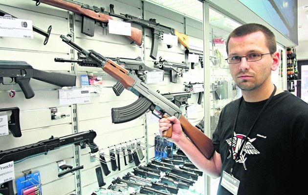 Ok. 300 zł kosztuje kopia kałasznikowa AK-47.
