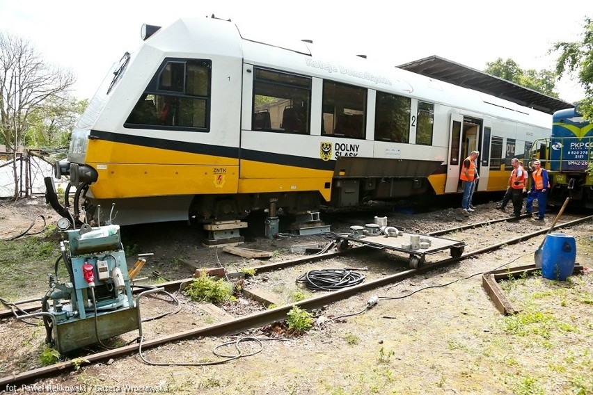 Szynobus wypadł z torów. Nie jeżdżą pociągi na trasie Wrocław - Trzebnica (ZDJĘCIA)