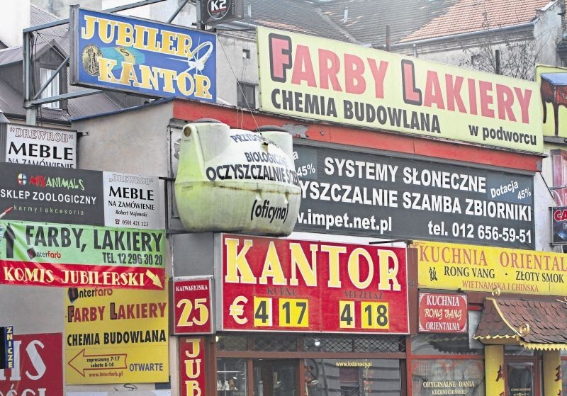 Szpetne reklamy na ulicach Krakowa