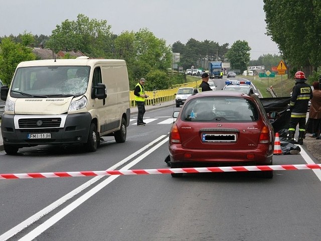 Chłopiec został potrącony przez policyjnego fiata ducato widocznego z lewej strony. Jego dziadek zwraca uwagę na widoczne na masce wgniecenie od strony kierowcy, co może świadczyć o tym, że chłopiec musiał być już blisko osi jezdni.