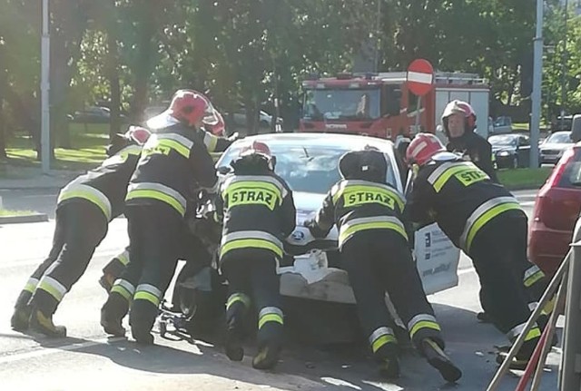 Wypadek w Katowicach na Chorzowskiej. Zderzyły się dwa samochody całkowicie tarasując przejazd