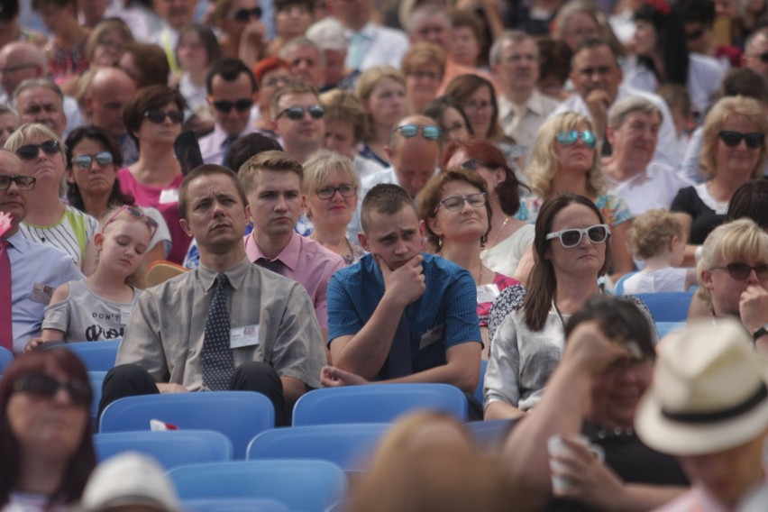 Kongres Świadków Jehowy na Stadionie Śląskim. Dzień 1. Wierni w Chorzowie przez trzy dni będą brać udział w spotkaniach ZDJĘCIA