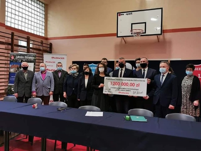 Umowa podpisana została w czwartek, 27 stycznia. W jej ramach gmina dostała 1,2 miliona złotych wsparcia na modernizację Zespołu Szkół Ogólnokształcących.
