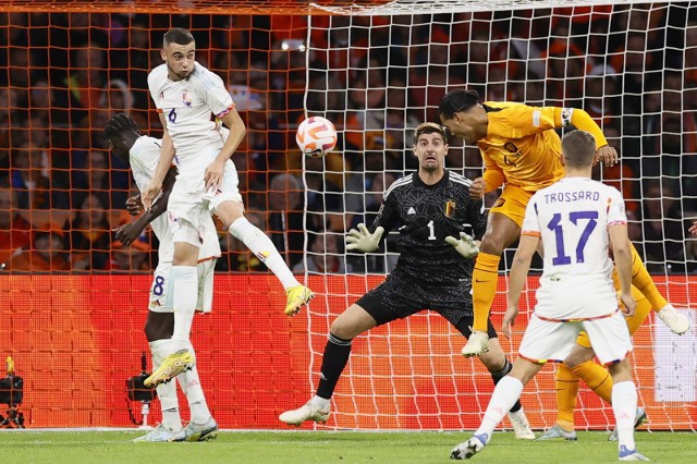 Kapitan reprezentacji Holandii Virgil van Dijk strzela zwycięskiego gola w meczu z Belgią