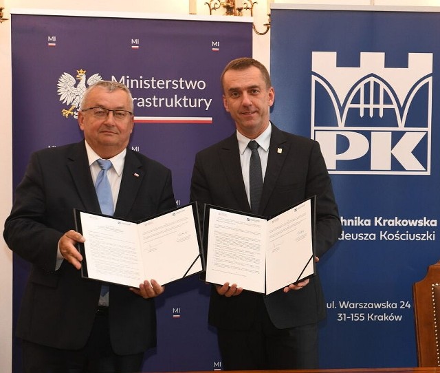 Minister infrastruktury Andrzej Adamczyk i rektor Politechniki Krakowskiej prof. Andrzej Szarata podpisali porozumienie w sprawie współpracy kierowanych przez nich instytucji.