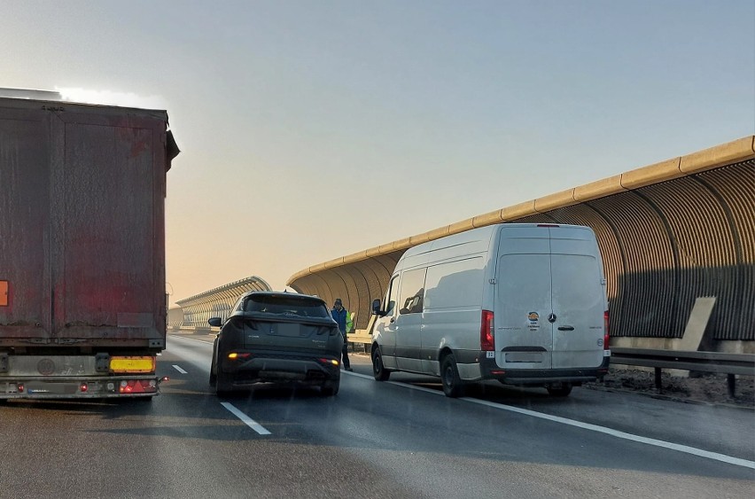 Zderzenie ciężarówki i osobówki na AOW. Zablokowany jest prawy pas w kierunku Kudowy
