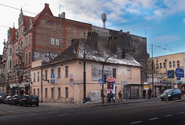 Po raz kolejny miasto wystawia ten zabytkowy budynek dawnego szpitala na sprzedaż i liczy, że sprzeda go przynajmniej za 2 mln zł.