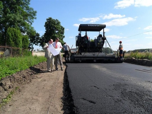 Nad sprawną realizacją inwestycji czuwają Artur Szewczyk, wójt gminy Ciepielów (na zdjęciu od prawej) i Paweł Jędraszek, wicestarosta powiatu lipskiego.