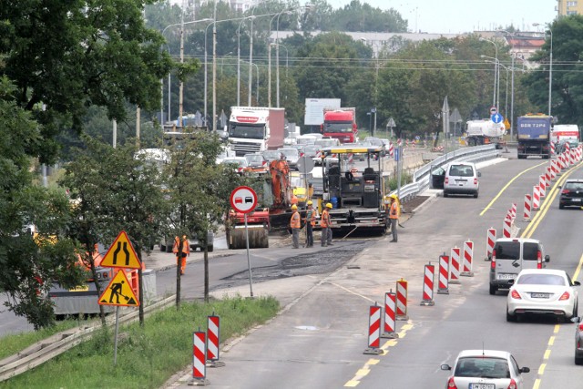 Na utrudnienia kierowcy napotkają również na ul. Krzywoustego, na moście nad Widawą