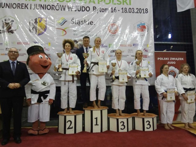 Eliza Wróblewska i jej trener Radosław Miśkiewicz na najwyższym stopniu podium MP juniorek w Bytomiu