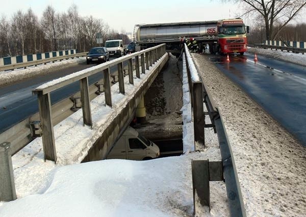 Wypadek cysterny na wiadukcie w Tarnobrzegu...