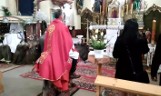 Ksiądz w niedzielę palmową wjechał na osiołku do kościoła [FILM]