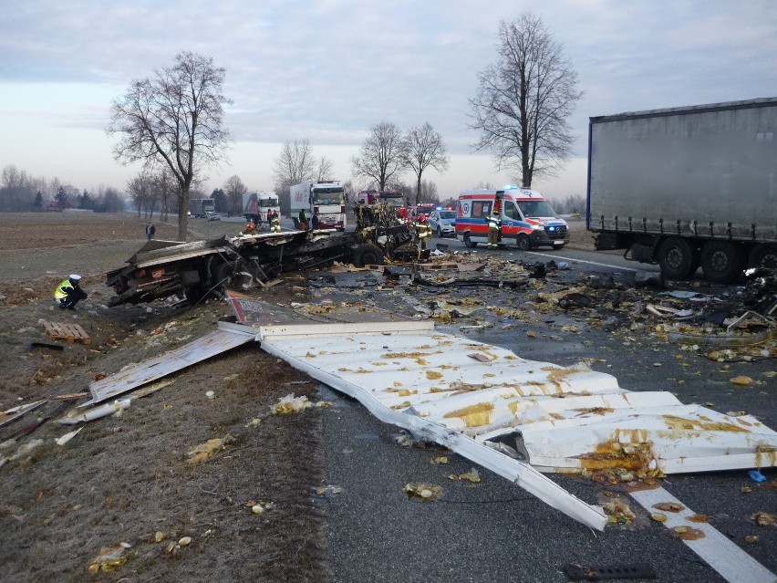 Wypadek między Tarnowem i Kielcami. Droga krajowa 73 zablokowana po zderzeniu dwóch samochodów ciężarowych. Jedna osoba nie żyje [ZDJĘCIA]
