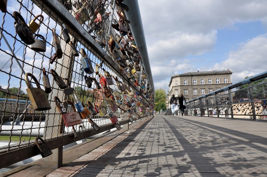 Kłódki na kładce Bernatka