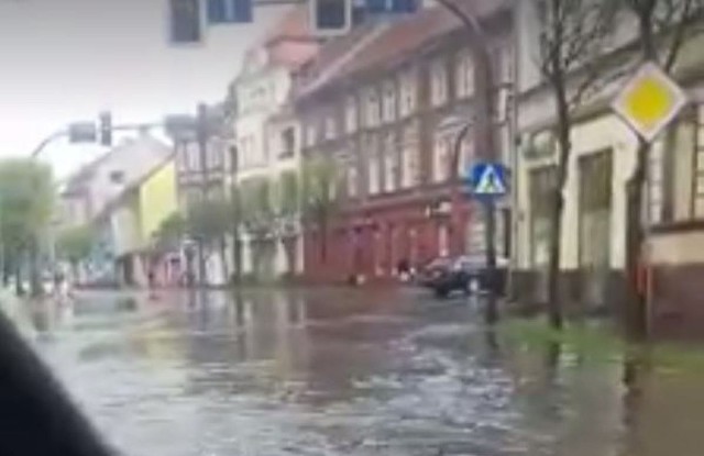 Rzeka wody płynęła przez centrum Świebodzina