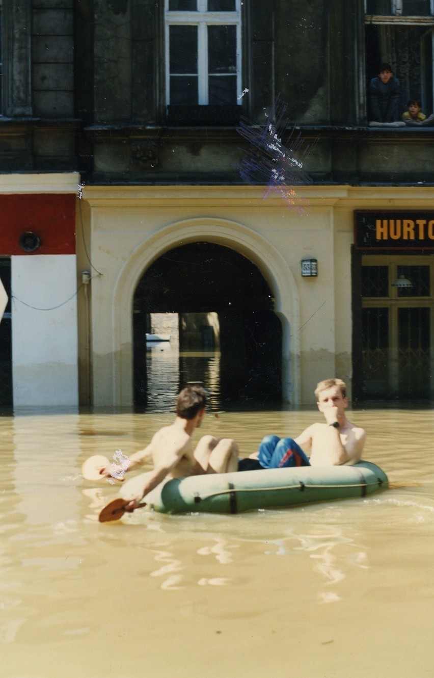 Małopolska. Mija 25 lat od powodzi "tysiąclecia". Tak wyglądała walka z wielką wodą [LIPIEC]
