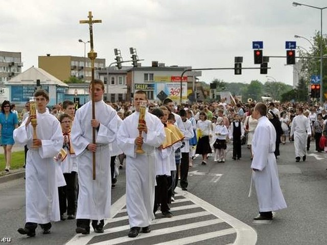 W zeszłorocznej procesji wzięły udział tłumy wiernych.