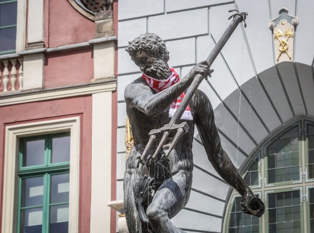 Po emocjonującym meczu z Portugalią, polscy piłkarze odpadli w rzutach karnych z Euro 2016. Do fanów reprezentacji, którzy dziękują naszym zawodnikom dołączył gdański Neptun, który przyodział szalik w barwach narodowych.