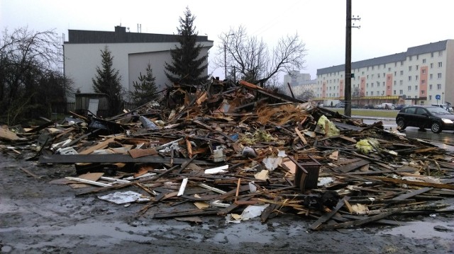 Tuż przed świętami zniknął drewniany budynek stojący przy ul. Wrocławskiej. Ma tędy przebiegać zachodnia obwodnica Białegostoku.Bądź na bieżąco. Współczesna.pl to aktualne informacje z woj. podlaskiego i części woj. warmińsko-mazurskiego. POLUB NAS na Facebooku:Gazeta Współczesna