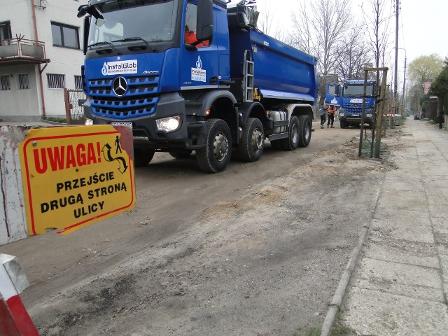 Na ulicy Wiejskiej w Radomiu trwa wymiana rur sieci sanitarnej, deszczowej.