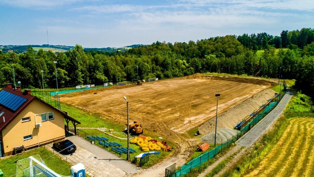 Rozpoczęła się przebudowa boiska „Wilgi” w Koźmicach Wielkich koło Wieliczki. Obiekt zyska m.in. nową konstrukcję i nawierzchnię