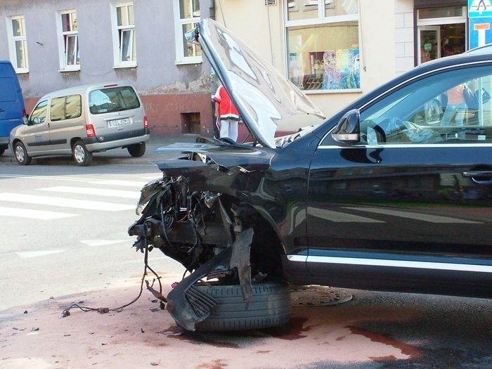 Na ul. Armii Krajowej doszlo do groLnego wypadku. Zderzyly...