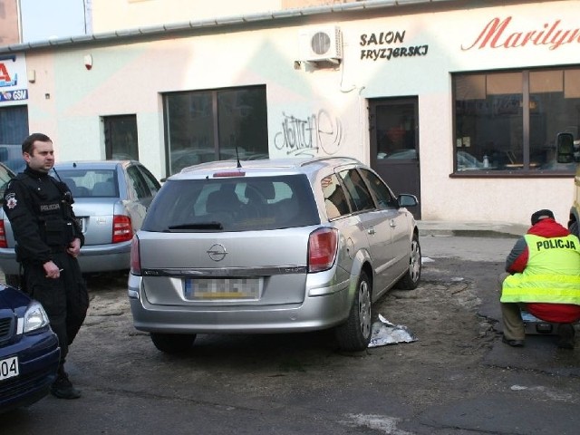 Styczeń 2011 &#8211; policjanci zabezpieczają ślady na miejscu napadu na małżeństwo z Hiszpanii