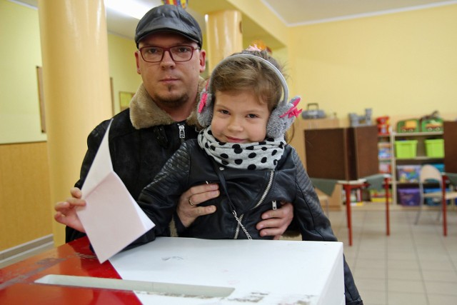 Bartłomiej Grzella z córeczką Lenką głosował w lokalu wyborczym nr 17