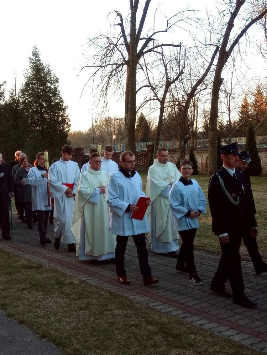 Uroczysta rezurekcja z procesją i strażakami w parafii świętego Marcina w Połańcu. Zobacz zdjęcia 