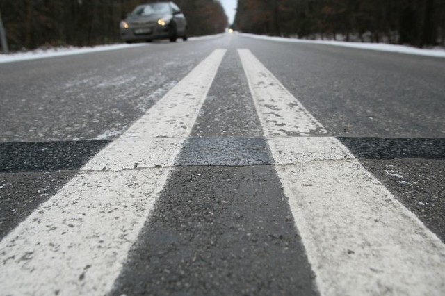 Tak kończy się wyremontowana część drogi prowadzącej z Zagnańska do Kielc, a zaczyna ta, na którą w tym roku brakło pieniędzy.
