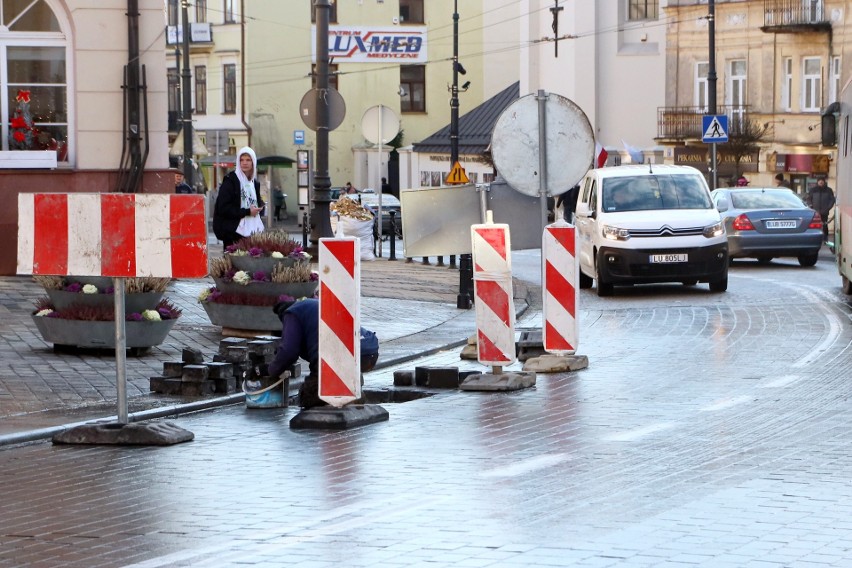 Utrudnienie w ruchu w samym centrum Lublina. Poprawiają jezdnię na wysokości ratusza 