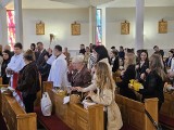 Wiele osób na święceniu pokarmów w Kościele Ducha Świętego w Staszowie 