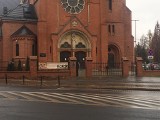 Zniszczony baner i symbol Strajku Kobiet na bramie kościoła pw. Najświętszego Serca Jezusa w Poznaniu. Sprawą zajęła się policja