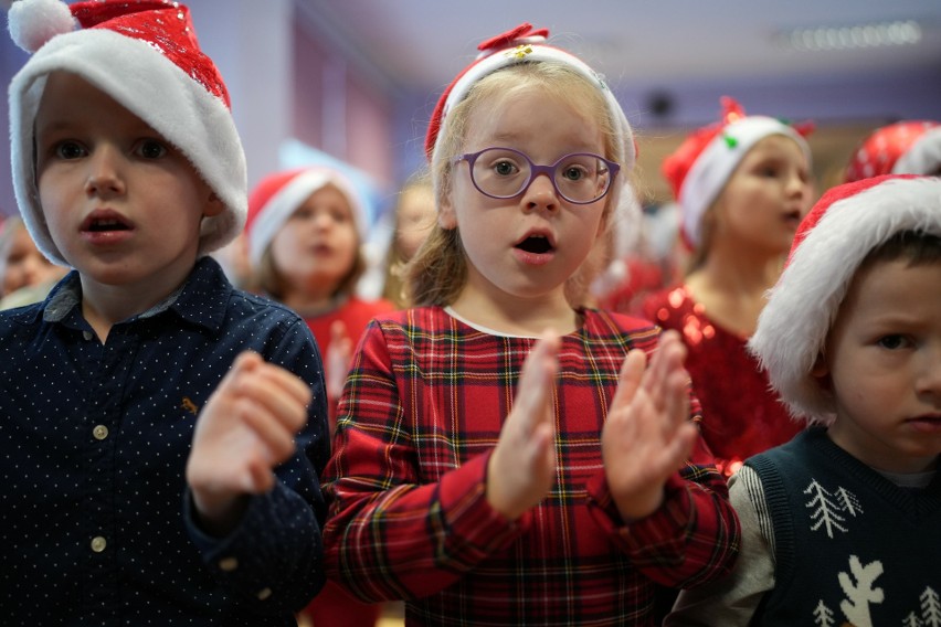 Głośne czytanie dzieciom z okazji mikołajek w Szkole...