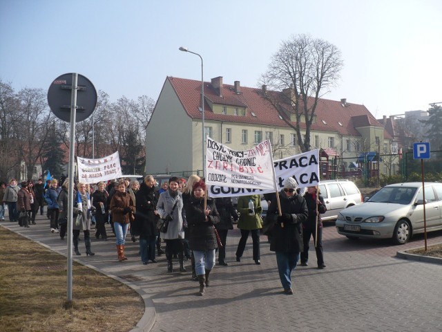 W pikiecie wzięło udział kilkadziesiąt pielęgniarek i położnych. - Żądamy wyższych pensji! - wykrzykiwały siostry.