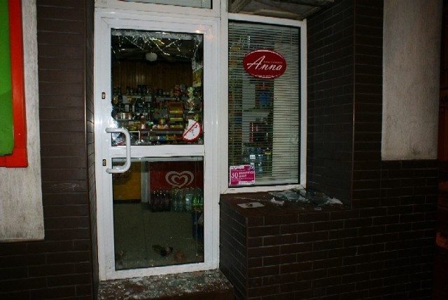 W tym sklepie włamywacz stłukł szybę po czym ukradł 70 paczek papierosów