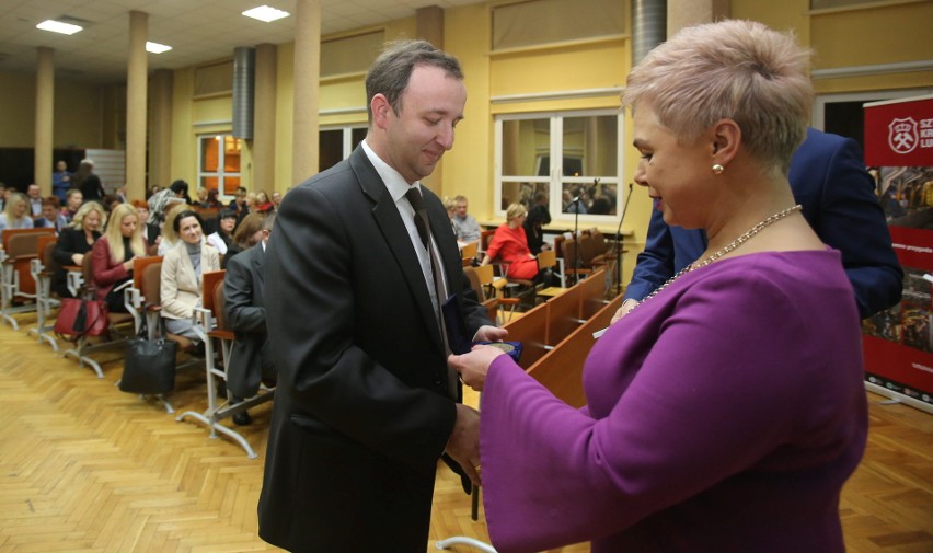 Oto laureaci tytułu „Nauczyciel na medal”. Wręczyliśmy nagrody zwycięzcom plebiscytu DZ [ZDJĘCIA]