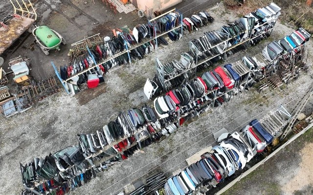 Nielegalny demontaż pojazdów miał miejsce na terenie powiatu wschowskiego.